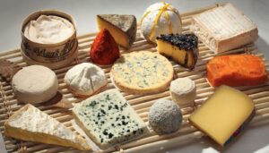 Des tranches de fromages français